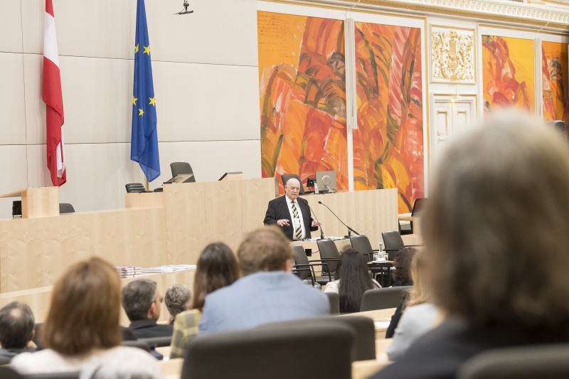 Am Rednerpult: Anton Salesny, Programmkoordinator