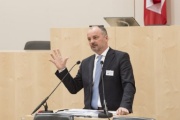 Am Rednerpult: Georg Pfeifer, Leiter  des Verbindungsbüros  des  Europäischen  Parlaments in Österreich