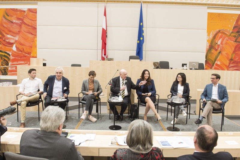 Am Podium von links: Bundesrat David Stögmüller (G), Johannes Voggenhuber, Nationalratsabgeordnete Claudia Gamon (N), Anton Salesny, Programmkoordinator, Nationalratsabgeordnete Petra Steger (F), Camila Garfias, Paul Pasquali