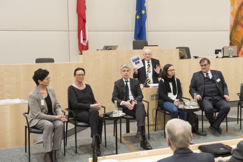 Von links: Oberschulrätin Gertrude Marek, Birgit Lenauer, Parlamentsdirektor Harald Dossi, Programmkoordinator Anton Salesny, Sabine Ettl, Direktor Christian Bauer