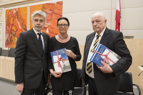 Von links: Parlamentsdirektor Harald Dossi, Birgit Lenauer, Programmkoordinator Anton Salesny