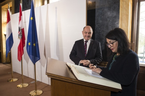 Von rechts: Khadija Arib beim Eintrag in das Gästbuch, Nationalratspräsident Wolfgang Sobotka (V)