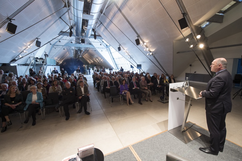 Am Rednerpult: Nationalratspräsident Wolfgang Sobotka (V). Blick Richtung VeranstaltungsteilnehmerInnen