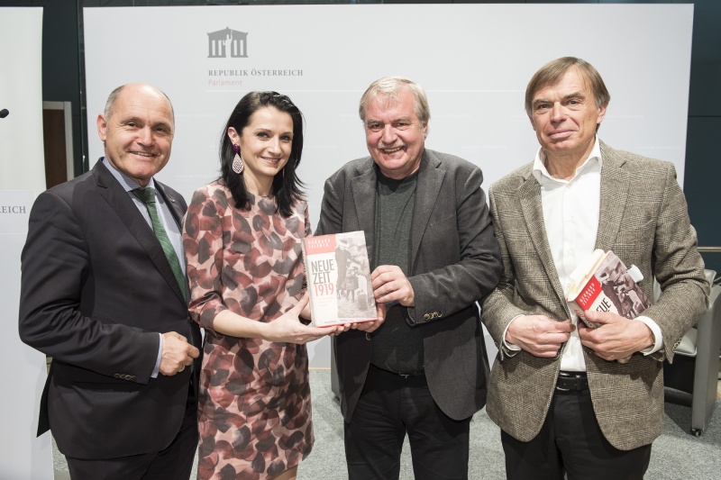 Von links: Nationalratspräsident Wolfgang Sobotka (V), Verlegerin Katarzyna Lutecka, Generaldirektor des Österreichischen Staatsarchivs Wolfgang Maderthaner, Buchautor Gerhard Jelinek