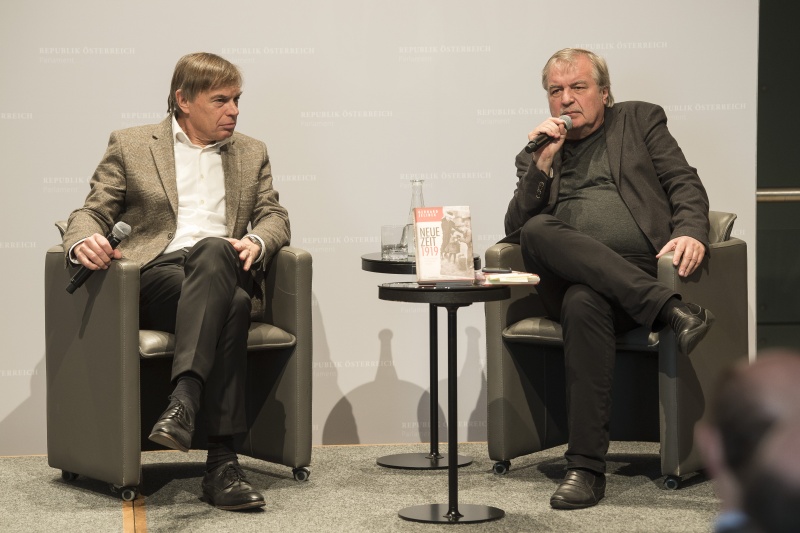 Am Podium von links: Buchautor Gerhard Jelinek, Generaldirektor des Österreichischen Staatsarchivs Wolfgang Maderthaner