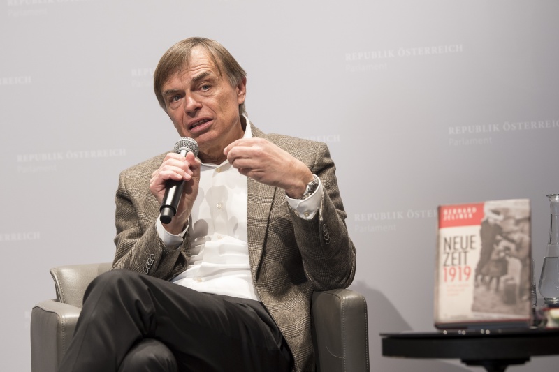 Am Podium: Buchautor Gerhard Jelinek