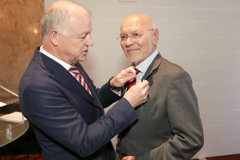 Überreichung des Großen Goldenen Ehrenzeichens mit dem Stern an Bundesratspräsident a.D.  Reinhard Todt durch Bundesratspräsident Ingo Appé (S)