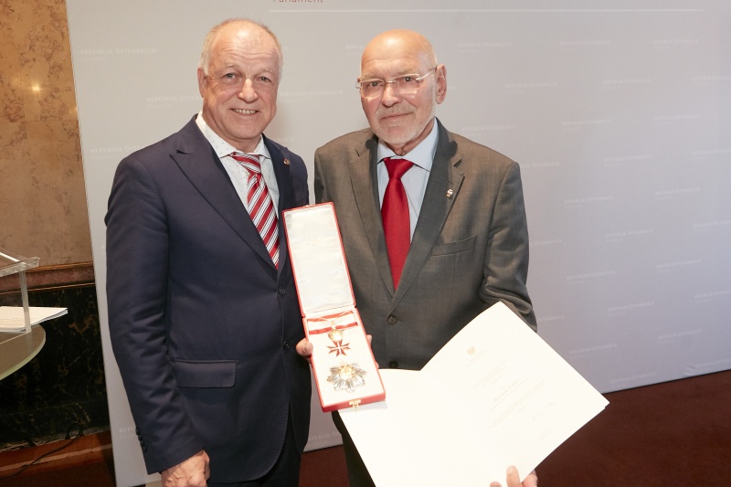 Überreichung des Großen Goldenen Ehrenzeichens mit dem Stern an Bundesratspräsident a.D.  Reinhard Todt durch Bundesratspräsident Ingo Appé (S)