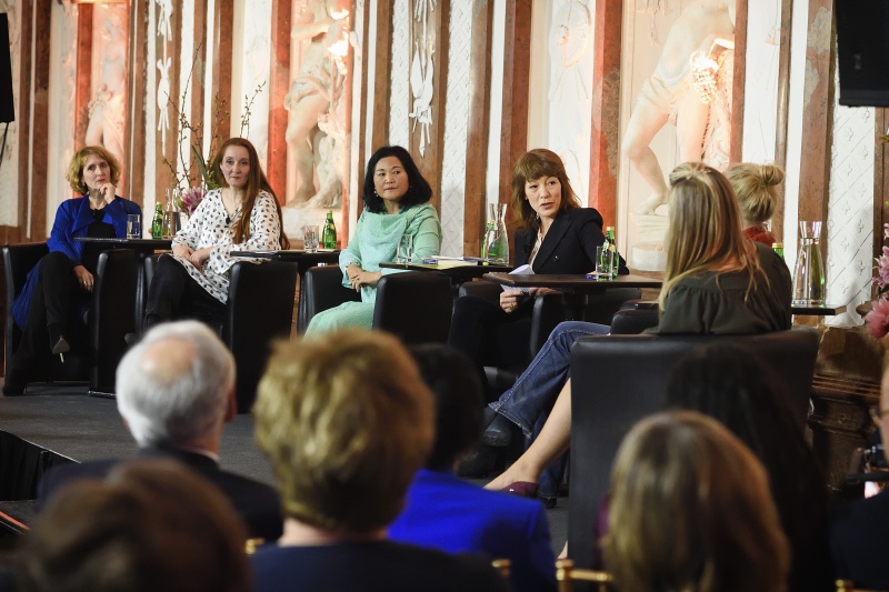 Podiumsdiskussion. Von links: Rektorin Ulrike Sych, Fotografin Claudia Prieler, Literatin Myung-Hwa Cho-Sobotka, Moderation Clarissa Stadler, Kuratorin Kerstin Jesse, Schauspielerin Nina Proll