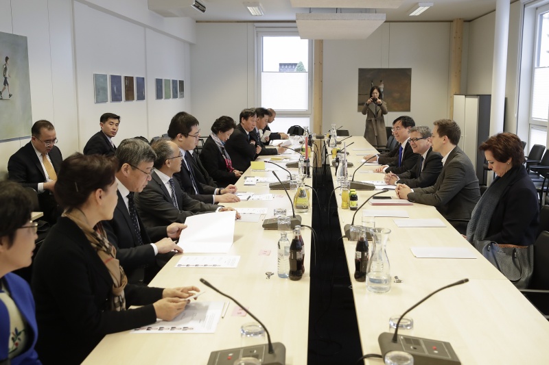 Aussprache. Linke Tischhälfte Chinesische Delegatoin unter der Leitung des Vorsitzenden des ständigen Ausschusses und Vizepräsidenten der Chinesischen Politischen Konsultativversammlung Ma Biao (6. von links). Rechte Tischhälfte: Österreichische Delegaton unter der Leitung des Nationalratsabgeordneten Peter Wittmann (S) (3. von rechts)