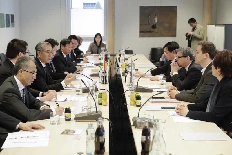 Aussprache. Linke Tischhälfte Chinesische Delegatoin unter der Leitung des Vorsitzenden des ständigen Ausschusses und Vizepräsidenten der Chinesischen Politischen Konsultativversammlung Ma Biao (3. von links).  Rechte Tischhälfte: Österreichische Delegaton unter der Leitung des Nationalratsabgeordneten Peter Wittmann (S) (3. von rechts)