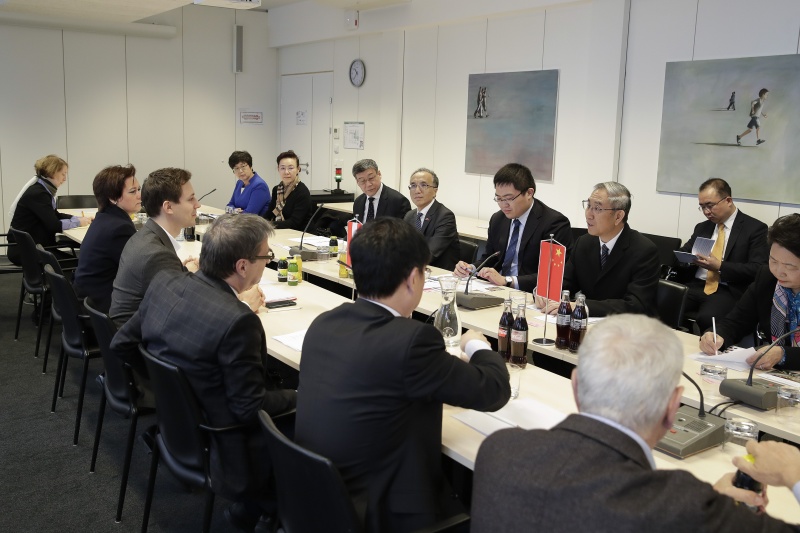 Chinesische Delegatoin unter der Leitung des Vorsitzenden des ständigen Ausschusses und Vizepräsidenten der Chinesischen Politischen Konsultativversammlung Ma Biao (2. von rechts)