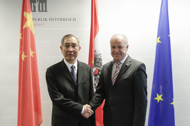 von links: der Vizepräsident der Chinesischen Politischen Konsultativversammlung Ma Biao, Bundesratspräsident Ingo Appé (S)