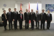 Gruppenfoto mit der chinesischen Delegation und Bundesratspräsident Ingo Appé (S) (4. von rechts)