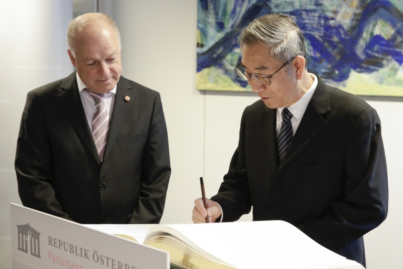 Eintrag ins Gästebuch. von rechts:  der Vizepräsident der Chinesischen Politischen Konsultativversammlung Ma Biao, Bundesratspräsident Ingo Appé (S)