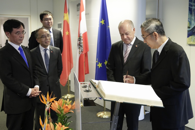 Eintrag ins Gästebuch. von rechts:  der Vizepräsident der Chinesischen Politischen Konsultativversammlung Ma Biao, Bundesratspräsident Ingo Appé (S)