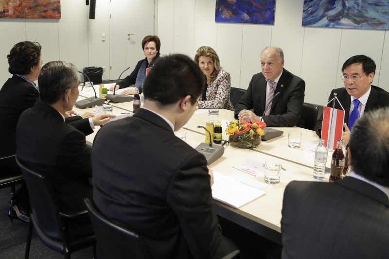Aussprache. Blick Richtung Österreichische Delegation unter der Leitung von Bundesratspräsident Ingo Appé (S)(2. von rechts).