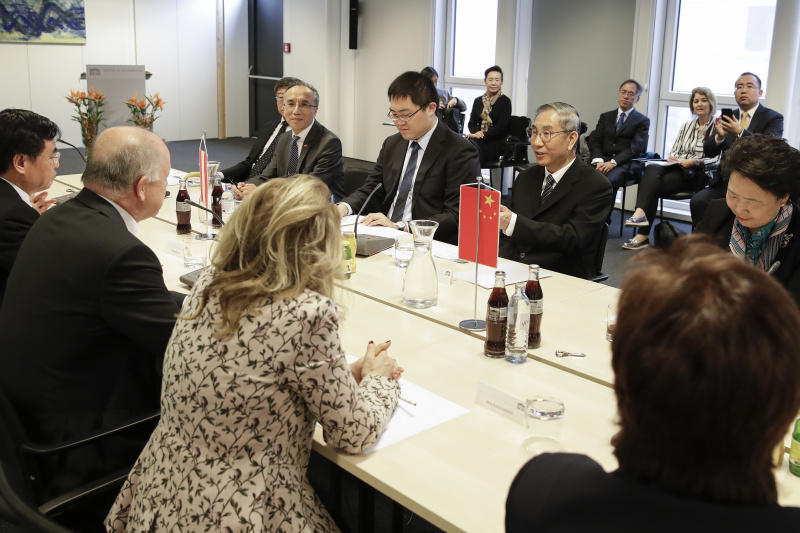 Aussprache.  Blick Richtung chinesische Delegation unter der Leitung des Vizepräsidenten der Chinesischen Politischen Konsultativversammlung Ma Biao (2.von rechts)
