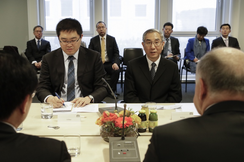 Aussprache.  Blick Richtung chinesische Delegation unter der Leitung des Vizepräsidenten der Chinesischen Politischen Konsultativversammlung Ma Biao (rechts)