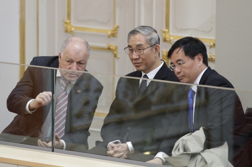 Chinesische Delegation besucht eine Bundesratssitzung