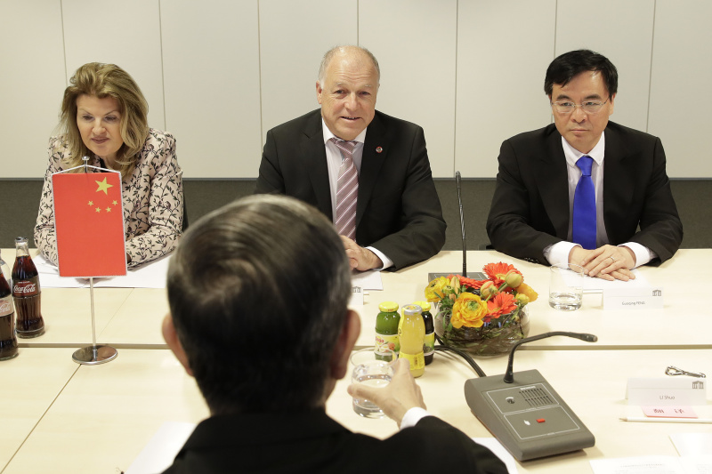 Aussprache. Blick Richtung Österreichische Delegation von links: Bundesratsvizedirektorin Alice Alsch-Harant, Bundesratspräsident Ingo Appé (S), Dolmetscher