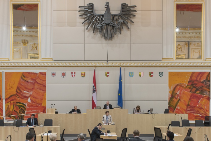 Bundesrätin Andrea Holzner (V) am Rednerpult