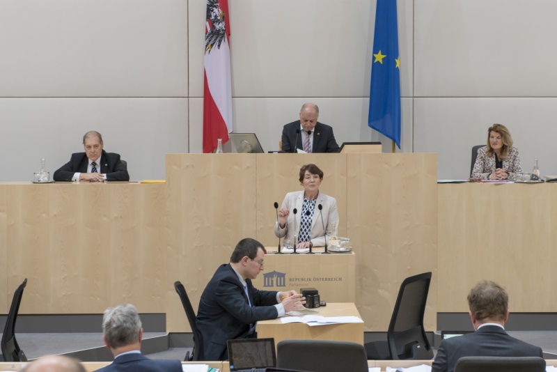 Bundesrätin Andrea Holzner (V) am Rednerpult