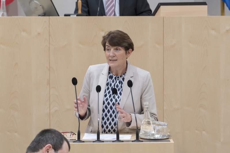 Bundesrätin Andrea Holzner (V) am Rednerpult