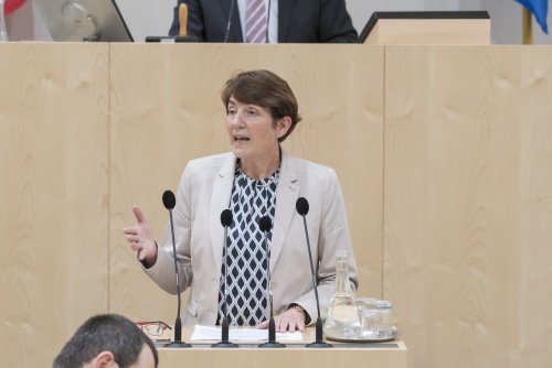 Bundesrätin Andrea Holzner (V) am Rednerpult