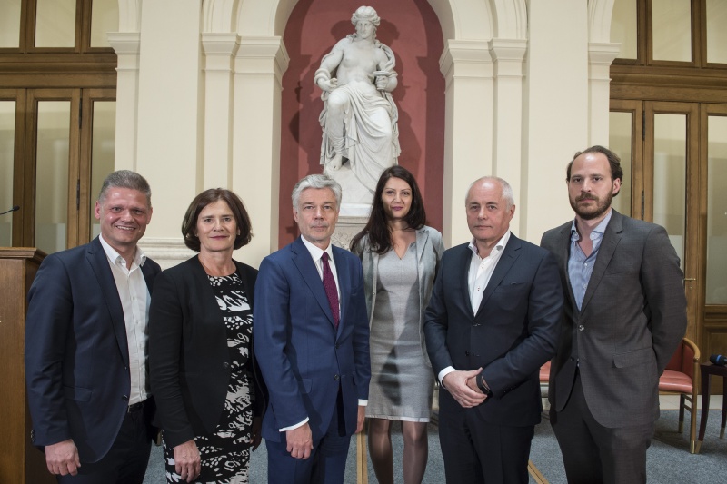 Von links: Nationalratsabgeordneter Andreas Hanger (V), Ruth Simsa, Institut für Soziologie WU Wien, Parlamentsdirektor Harald Dossi, Nationalratsabgeordnete Muna Duzdar (S), IGO Geschäftsführer Franz Neunteufl, Nationalratsabgeordneter Nikolaus Scherak (N)