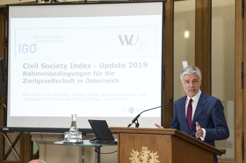 Am Rednerpult: Parlamentsdirektor Harald Dossi