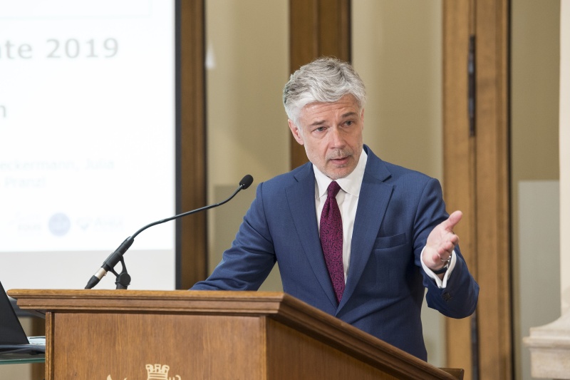 Am Rednerpult: Parlamentsdirektor Harald Dossi