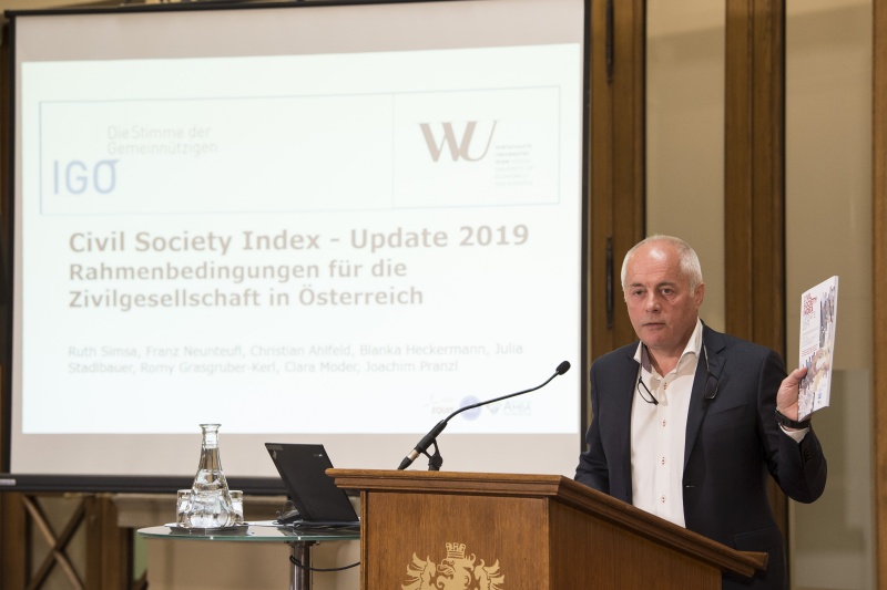 Am Rednerpult: IGO Geschäftsführer Franz Neunteufl