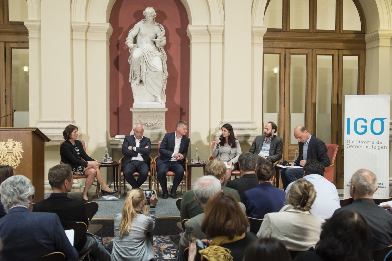 Am Podium von links: Ruth Simsa, Institut für Soziologie WU Wien, IGO Geschäftsführer Franz Neunteufl, Nationalratsabgeordneter Andreas Hanger (V), Nationalratsabgeordnete Muna Duzdar (S), Nationalratsabgeordneter Nikolaus Scherak (N), Moderator Michael Patak