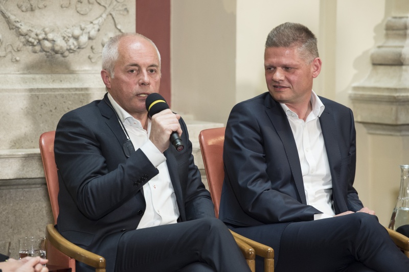 Am Podium von links: IGO Geschäftsführer Franz Neunteufl, Nationalratsabgeordneter Andreas Hanger (V)