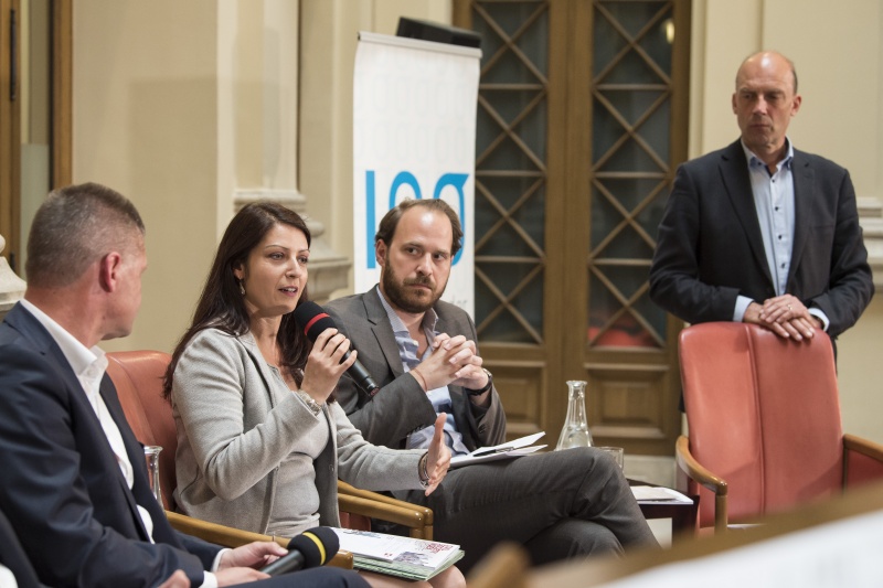 Am Podium von links: Nationalratsabgeordneter Andreas Hanger (V), Nationalratsabgeordnete Muna Duzdar (S), Nationalratsabgeordneter Nikolaus Scherak (N), Moderator Michael Patak