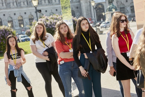 SchülerInnen bei einer Führung durch die Frauenausstellung am Heldenplatz