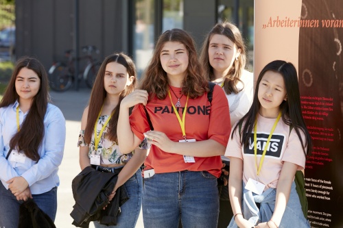 SchülerInnen bei einer Führung durch die Frauenausstellung am Heldenplatz