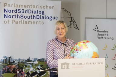 Am Rednerpult: Projektleiterin, Parlamentarischer NordSüdDialog Jutta Kepplinger