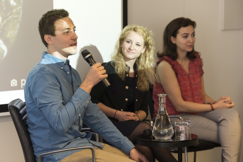 Am Podium von links: Nationalratsabgeordneter Nico Marchetti (V), Nationalratsabgeordnete Eva Maria Holzleitner (S), Nationalratsabgeordnete Alma Zadic (J)