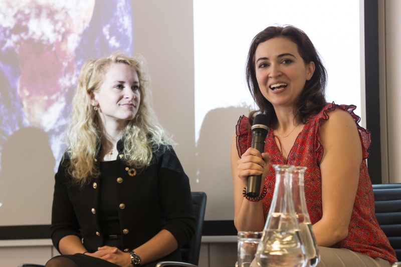 Am Podium von rechts: Nationalratsabgeordnete Alma Zadic (J), Nationalratsabgeordnete Eva Maria Holzleitner (S)