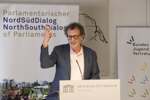 Am Rednerpult: Friedenspädagoge Werner Wintersteiner
