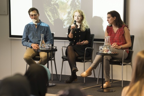 Am Podium von rechts: Nationalratsabgeordnete Alma Zadic (J), Nationalratsabgeordnete Eva Maria Holzleitner (S), Nationalratsabgeordneter Nico Marchetti (V)