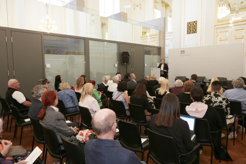 Begrüßung durch Dritte Nationalratspräsidentin Anneliese Kitzmüller (F). Blick Richtung VeranstaltungsteilnehmerInnen