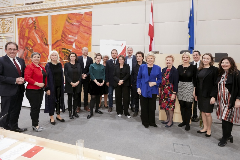 Gruppenfoto, von links: Andreas Koller Präsident Presseclub Concordia, Daniela Kraus Generalsekräterin Presseclub Concordia, Elfriede Hammerl - Ehrenpreis der Concordia 2018, Preisträger der Kategorie Menschenrechte Christoph Zotter Profil, Heide Schmidt Vorsitzende der Jury, PreisträgerInnen Kategorie Presse- und Informationsfreiheit Recherchenetzwerk Europe´s Far Right, Arne Henze, Viviane Reding, Astrid Zimmermann
