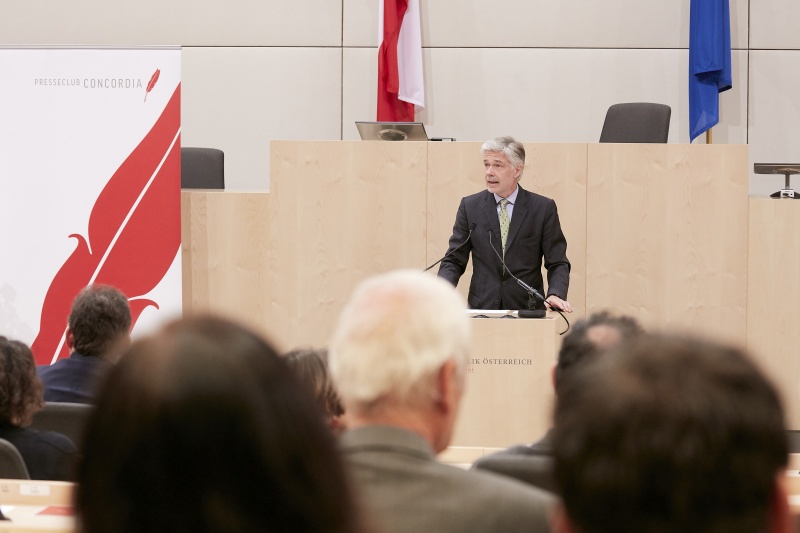 Begrüßung durch Parlamentsdirektor Harald Dossi