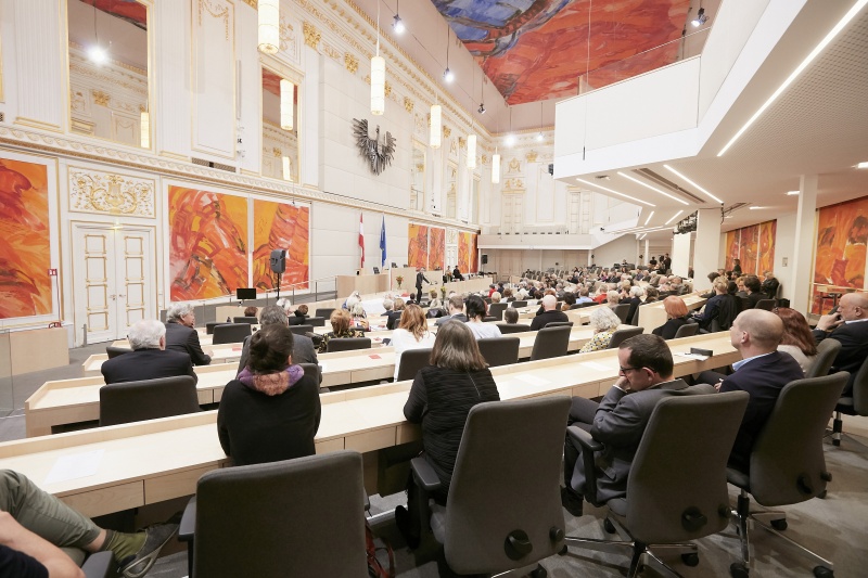 Begrüßung durch Parlamentsdirektor Harald Dossi