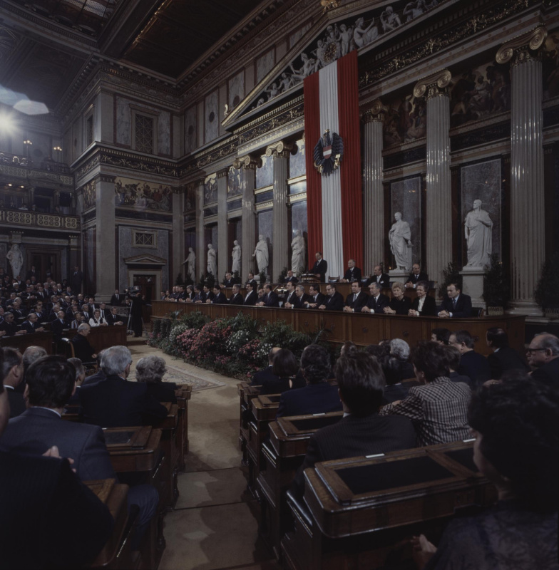 Blick Richtung Präsidium und Regierungsbank während der Ansprache von Bundesratspräsident Helmut Frauscher (V).

Am Präsidium von links: Bundesratsvizepräsident Herbert Schambeck (V), Dritter Nationalratspräsident Gerulf Stix (F), Nationalratspräsident Anton Benya (S), Bundesratspräsident Helmut Frauscher (V), Zweiter Nationalratspräsident Roland Minkowitsch (V), Bundesratsvizepräsident Hellmuth Schipani (S), Parlamentsdirektor Wilhelm Czerny

In der Regierungsbank von links: Staatssekretär im Bundesministerium für Land- und Forstwirtschaft Gerulf Murer (F), Bundesminister für öffentliche Wirtschaft und Verkehr Ferdinand Lacina (S), Staatssekretär im Bundesministerium für Gesundheit und Umweltschutz Mario Ferrari-Brunnenfeld, Staatssekretär im Bundesministerium für Finanzen Holger Bauer (F), Staatssekretärin im Bundeskanzleramt Johanna Dohnal (S), Staatssekretär im Bundeskanzleramt Franz Löschnak (S), Bundesminister für Landesverteidigung Friedhelm Frischenschlager (F), Bundesminister für Wissenschaft und Forschung Heinz Fischer (S), Bundesminister für Auswärtige Angelegenheiten Leopold Gratz (S), Vizekanzler und Handelsminister Norbert Steger (F), Bundeskanzler Fred Sinowatz, Bundesminister für Inneres Karl Blecha (S), Bundesminister für Justiz Harald Ofner (F), Bundesminister für soziale Verwaltung Alfred Dallinger (S), Bundesminister für Finanzen Franz Vranitzky (S), Bundesminister für Land- und Forstwirtschaft Günter Haiden (S), Bundesminister für Bauten und Technik Karl Sekanina (S), Bundesminister für Gesundheit und Umweltschutz Kurt Steyrer (S), Bundesministerin für Familie, Jugend und Konsumentenschutz Gertrude Fröhlich-Sandner, Staatssekretärin im Bundesministerium für Bauten und Technik Beatrix Eypeltauer (S), Staatssekretär im Bundesministerium für Handel, Gewerbe und Industrie Erich Schmidt (S).
 
In der Saalmitte: Bundespräsident Rudolf Kirchschläger