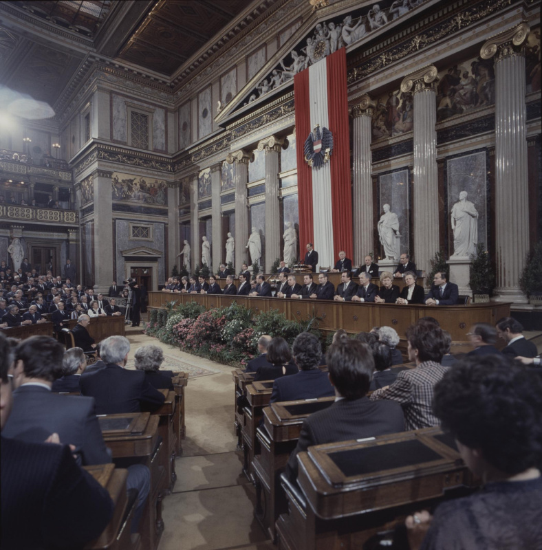 Blick Richtung Präsidium und Regierungsbank während der Ansprache von Bundesratspräsident Helmut Frauscher (V).

Am Präsidium von links: Bundesratsvizepräsident Herbert Schambeck (V), Dritter Nationalratspräsident Gerulf Stix (F), Nationalratspräsident Anton Benya (S), Bundesratspräsident Helmut Frauscher (V), Zweiter Nationalratspräsident Roland Minkowitsch (V), Bundesratsvizepräsident Hellmuth Schipani (S), Parlamentsdirektor Wilhelm Czerny

In der Regierungsbank von links: Staatssekretär im Bundesministerium für Land- und Forstwirtschaft Gerulf Murer (F), Bundesminister für öffentliche Wirtschaft und Verkehr Ferdinand Lacina (S), Staatssekretär im Bundesministerium für Gesundheit und Umweltschutz Mario Ferrari-Brunnenfeld, Staatssekretär im Bundesministerium für Finanzen Holger Bauer (F), Staatssekretärin im Bundeskanzleramt Johanna Dohnal (S), Staatssekretär im Bundeskanzleramt Franz Löschnak (S), Bundesminister für Landesverteidigung Friedhelm Frischenschlager (F), Bundesminister für Wissenschaft und Forschung Heinz Fischer (S), Bundesminister für Auswärtige Angelegenheiten Leopold Gratz (S), Vizekanzler und Handelsminister Norbert Steger (F), Bundeskanzler Fred Sinowatz, Bundesminister für Inneres Karl Blecha (S), Bundesminister für Justiz Harald Ofner (F), Bundesminister für soziale Verwaltung Alfred Dallinger (S), Bundesminister für Finanzen Franz Vranitzky (S), Bundesminister für Land- und Forstwirtschaft Günter Haiden (S), Bundesminister für Bauten und Technik Karl Sekanina (S), Bundesminister für Gesundheit und Umweltschutz Kurt Steyrer (S), Bundesministerin für Familie, Jugend und Konsumentenschutz Gertrude Fröhlich-Sandner, Staatssekretärin im Bundesministerium für Bauten und Technik Beatrix Eypeltauer (S), Staatssekretär im Bundesministerium für Handel, Gewerbe und Industrie Erich Schmidt (S).
 
In der Saalmitte: Bundespräsident Rudolf Kirchschläger