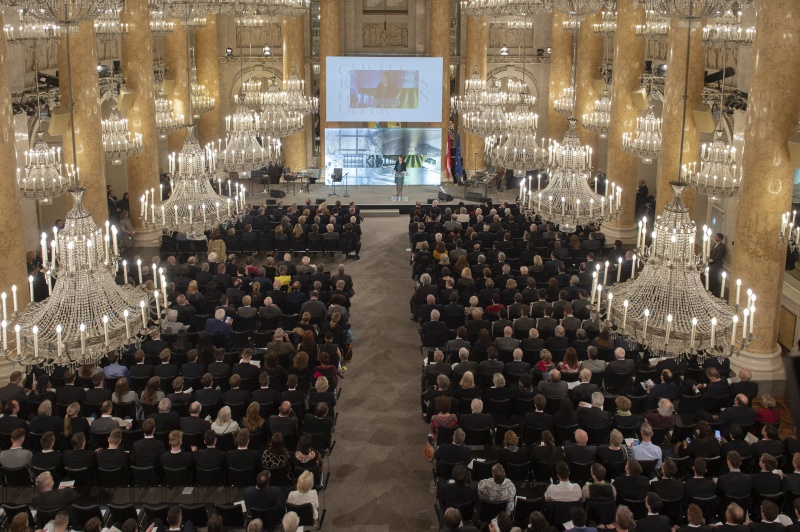 Worte zum Gedenken von Staatssekretärin Karoline Edtstadler. Blick Richtung VeranstaltungsteilnehmerInnen.